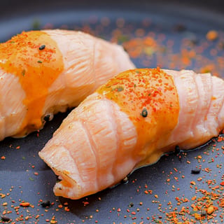 Seared Salmon Nigiri (2 pcs)